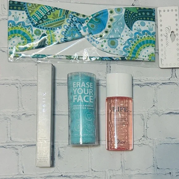 New Dior Pouch & Beauty Bundle With Dior Hydra Life Micellar Cleanser (10 Items) - Picture 5 of 16